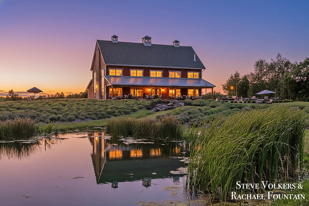 The custom barn above the blooming lavender field